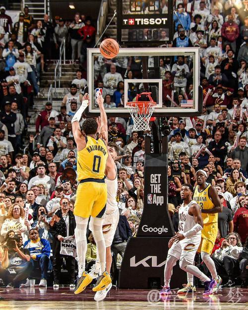 哈利伯顿强攻内线 反手拉杆上篮得分